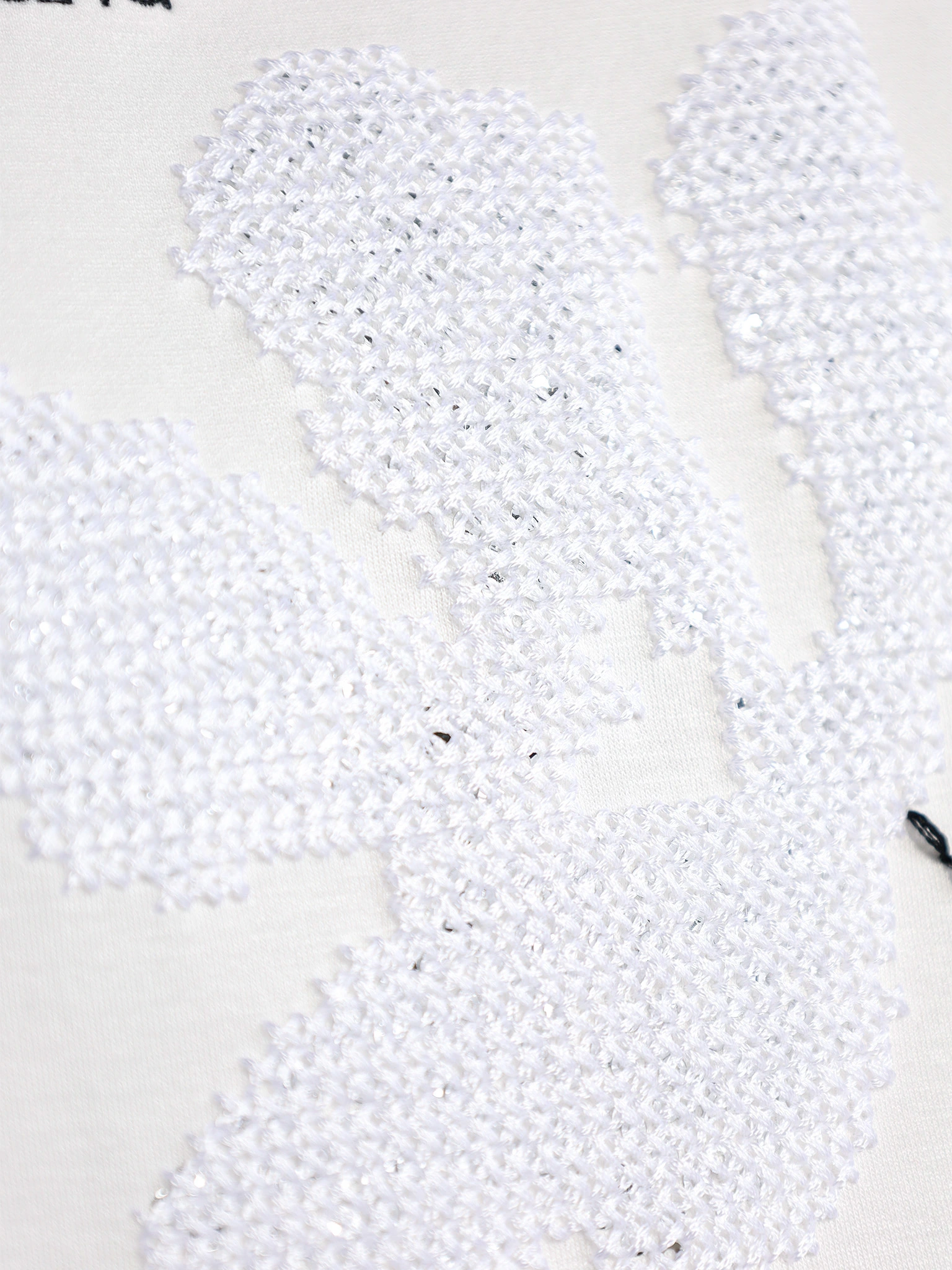 Свитшот белого цвета свободного кроя с декоративной вышивкой